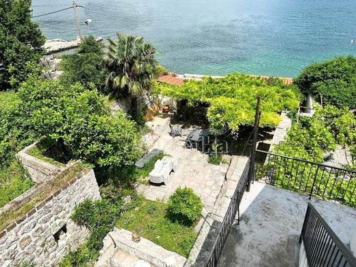 Vrijstaand huis in Kotor