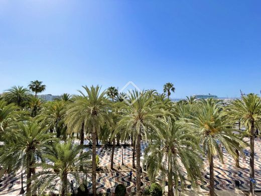 Apartment / Etagenwohnung in Alicante, Provinz Valencia