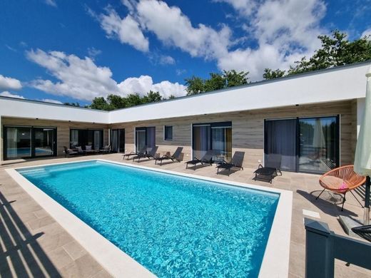 Villa a Svetvinčenat, Istria