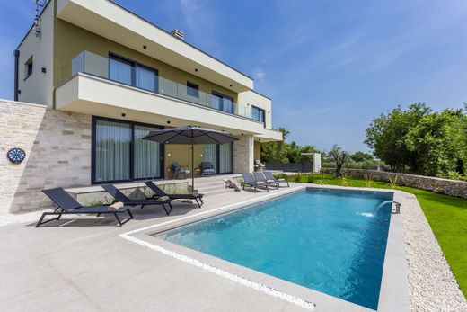 Villa en Svetvinčenat, Istria