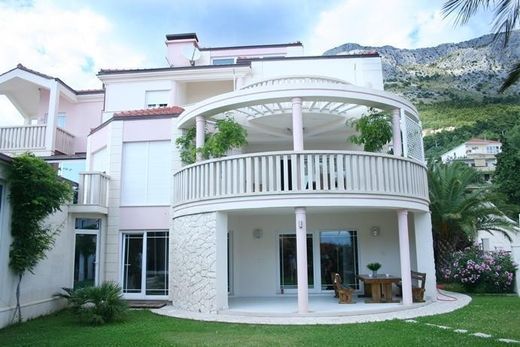 Villa in Nemira, Grad Omiš