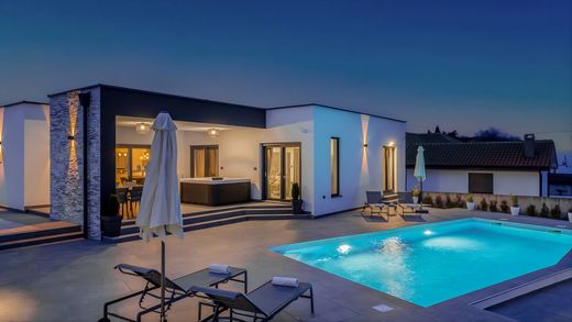 Villa a Žminj, Istria