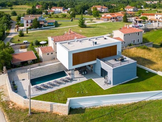 Villa a Svetvinčenat, Istria