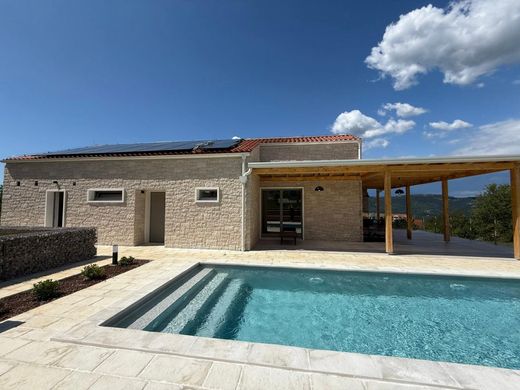 빌라 / Motovun, Motovun-Montona