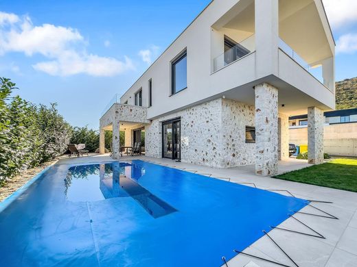 Villa Rabac, Grad Labin