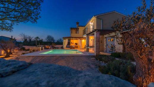 Villa en Svetvinčenat, Istria