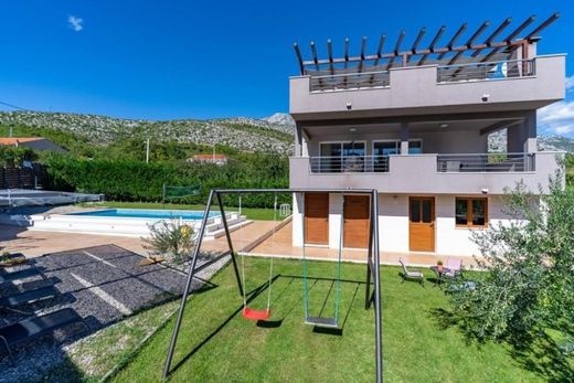Villa Omiš, Grad Omiš