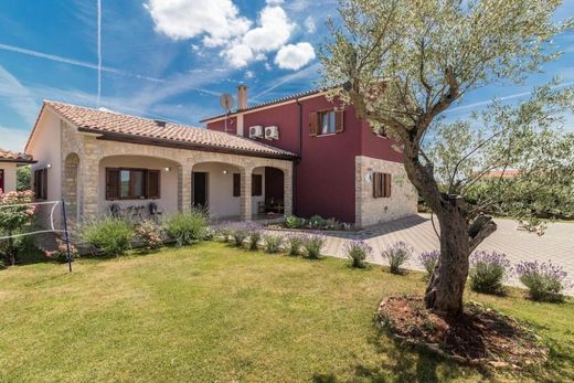 Villa a Svetvinčenat, Istria