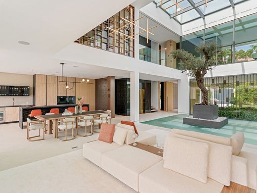 Villa in The Golden Mile, Malaga