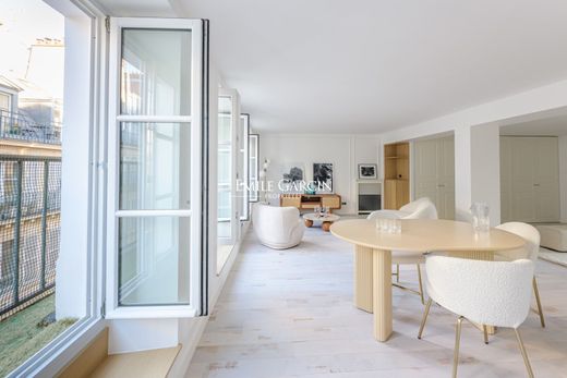 Apartment in Chatelet les Halles, Louvre-Tuileries, Palais Royal, Paris