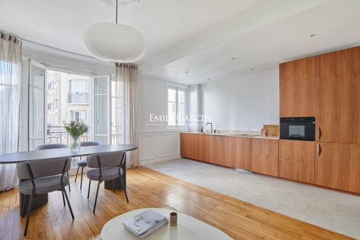 Apartment in Montmartre, Abbesses, Grandes-Carrières, Paris