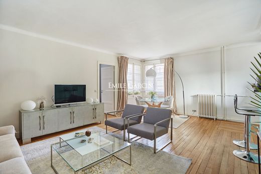 Apartment / Etagenwohnung in Tour Eiffel, Invalides – Ecole Militaire, Saint-Thomas d’Aquin, Paris