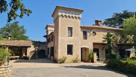 Castillo en Pierrevert, Alpes de Alta Provenza