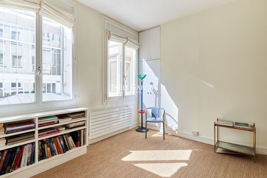 Apartment in Tour Eiffel, Invalides – Ecole Militaire, Saint-Thomas d’Aquin, Paris