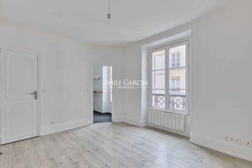 Apartment in Tour Eiffel, Invalides – Ecole Militaire, Saint-Thomas d’Aquin, Paris