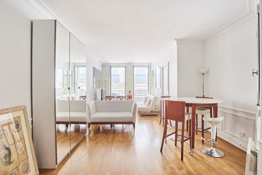 Apartment in Saint-Germain, Odéon, Monnaie, Paris
