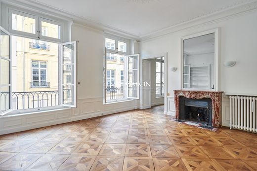 Apartment in Chatelet les Halles, Louvre-Tuileries, Palais Royal, Paris