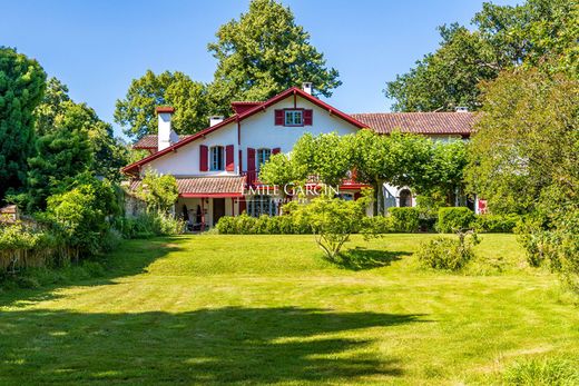 Urcuit, Pyrénées-Atlantiquesの高級住宅