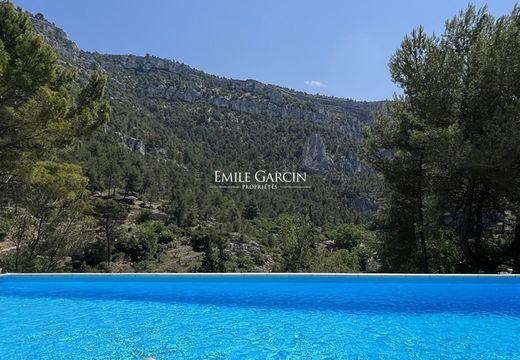 Fontaine-de-Vaucluse, Vaucluseの高級住宅