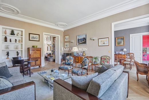 Apartment in Tour Eiffel, Invalides – Ecole Militaire, Saint-Thomas d’Aquin, Paris