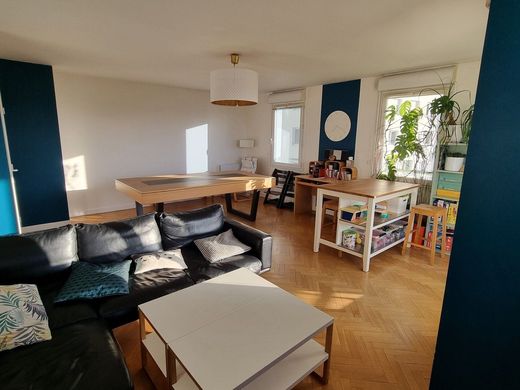 Apartment / Etagenwohnung in Issy-les-Moulineaux, Hauts-de-Seine