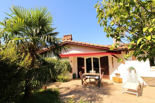 Villa in Mouguerre, Pyrénées-Atlantiques