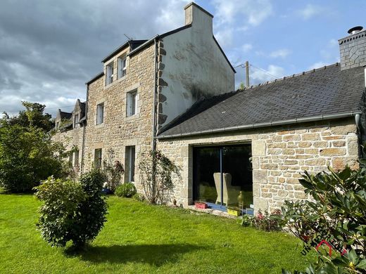 Villa a Saint-Méen, Finistère