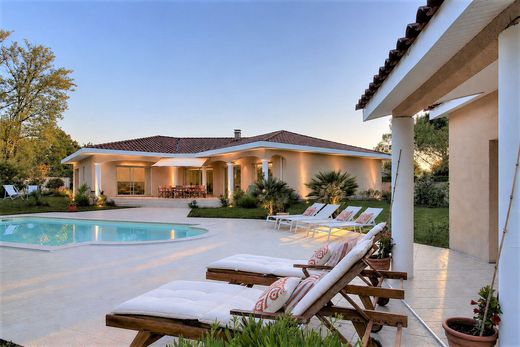 Villa in Le Taillan-Médoc, Gironde