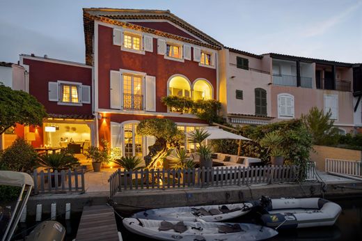 Willa w Grimaud, Var