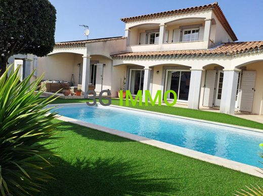 Villa in Saint-Maximin, Gard
