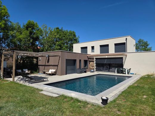 Villa in Saint-Chamond, Loire