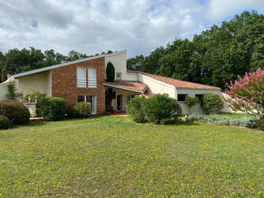 Villa in Laroque-Timbaut, Lot-et-Garonne