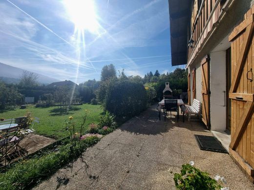 Willa w Viuz-la-Chiésaz, Haute-Savoie