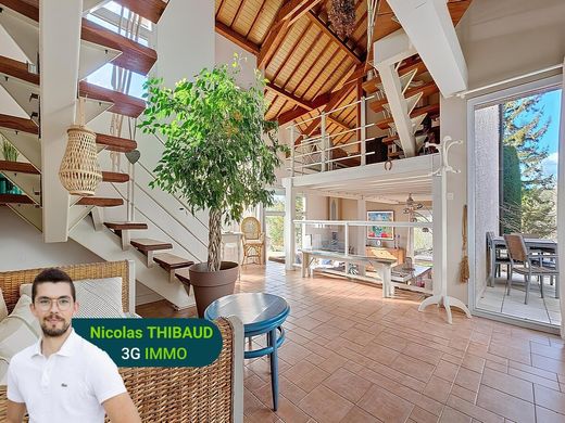 Вилла, Luzinay, Isère