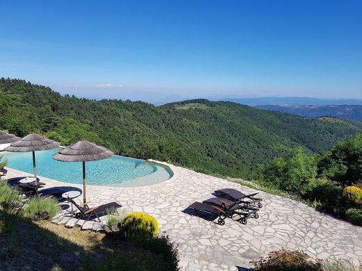 Castillo en Saint-Laurent-du-Pape, Ardeche