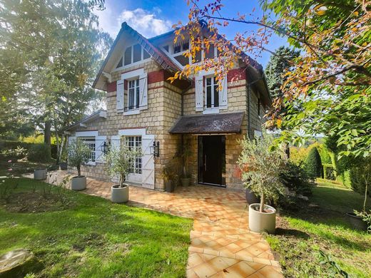 Villa in Nesles-la-Vallée, Val d'Oise