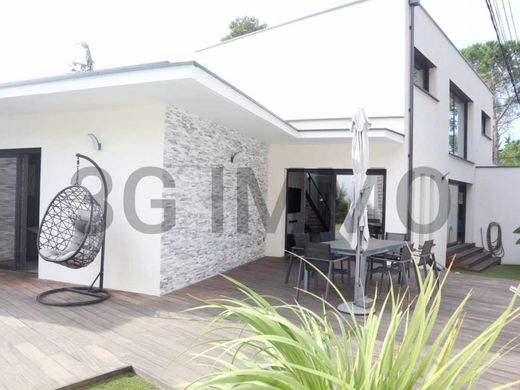 ‏וילה ב  נים, Gard