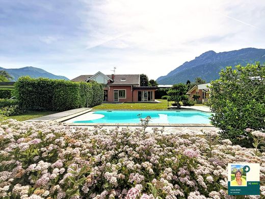 Villa in Saint-Pierre-en-Faucigny, Haute-Savoie
