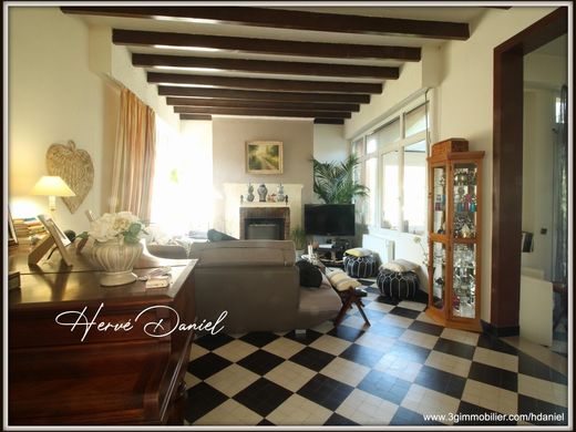 Villa in Chaville, Hauts-de-Seine