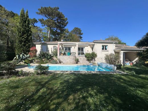 Villa in Les Mathes, Charente-Maritime