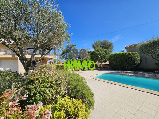 Willa w Nîmes, Gard