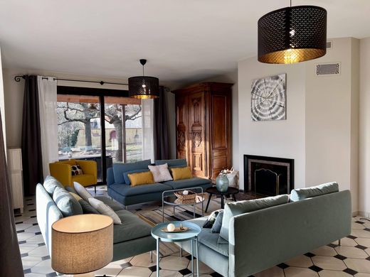 Вилла, Riorges, Loire