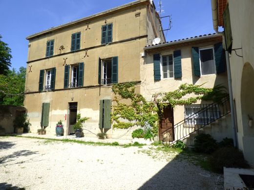 Complexes résidentiels à Eyguières, Bouches-du-Rhône