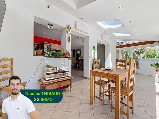 Villa in Saint-Genis-Laval, Rhône