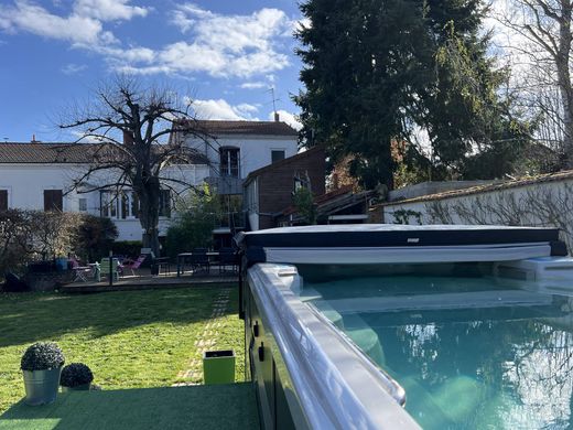 Villa in Riorges, Loire