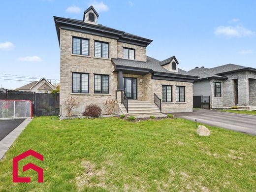 Country House in Sainte-Marthe-sur-le-Lac, Laurentides