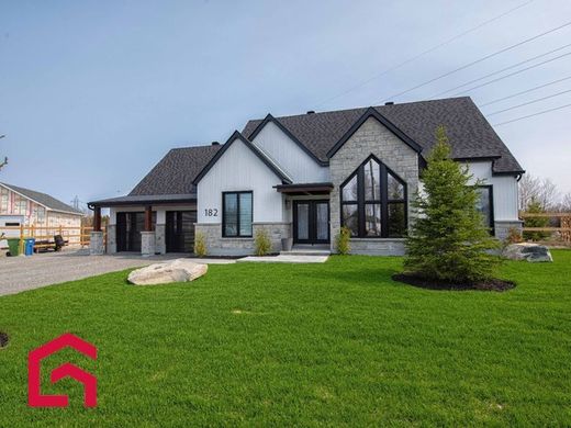 Landhuis in Val-d'Or, Abitibi-Témiscamingue