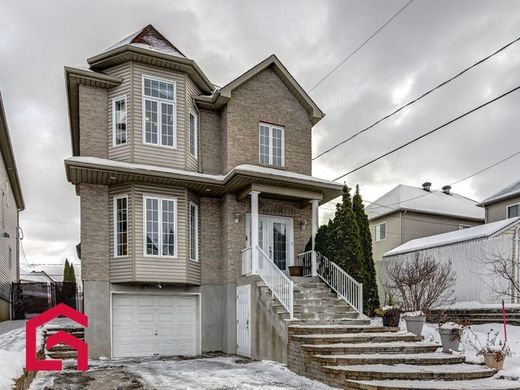 郊区住宅  Sainte-Rose, Laval Region