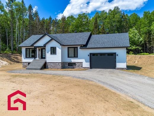 Landsitz in Mont-Laurier, Laurentides