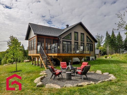 Country House in Sainte-Marguerite-du-Lac-Masson, Laurentides